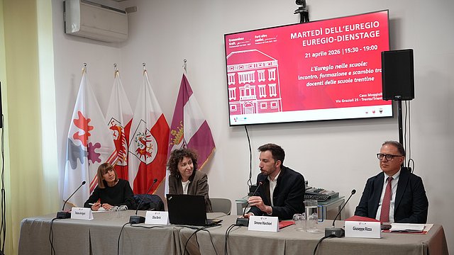 © Euregio/Nicole Zambanini Der erste „Euregio-Dienstag“ des Jahres 2026 in Trient war der Schulwelt gewidmet: mit (von links) Tatiana Arrigoni (IPRASE), Elisa Bertò (Euregio-Generalsekretariat), dem Trentiner Landesrat zur Förderung der Kenntnis der Autonomie, Simone Marchiori und dem Trentiner Schulamtsleiter Giuseppe Rizza.