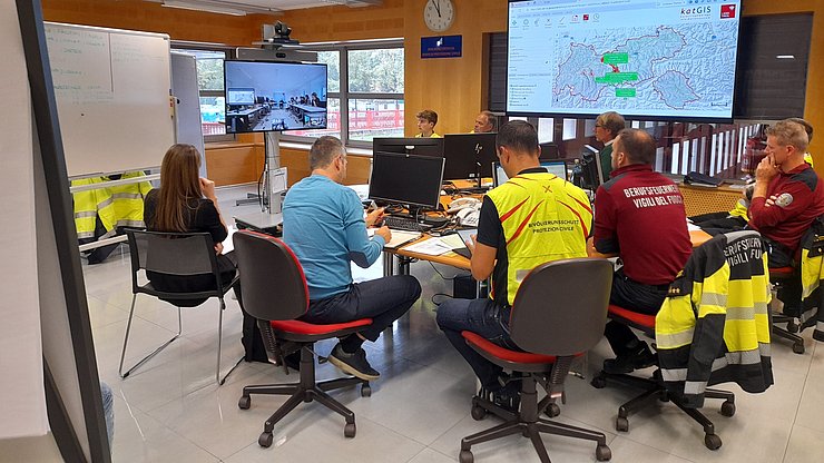 Teil der zweitägigen grenzüberschreitenden Übung waren auch Videokonferenzen aller Beteiligten in Südtirol (im Bild das Lagezentrum in Bozen), auf dem Brenner (auf dem Bildschirm) und in der Landeswarnzentrale Tirol in Innsbruck 