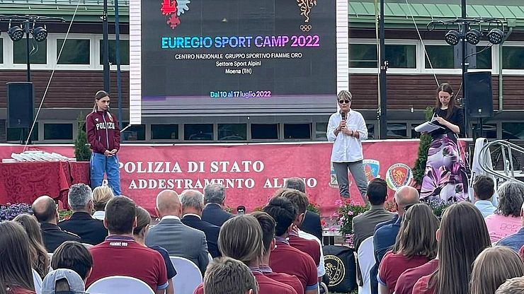 Euregio-Generalsekretärin Marilena Defrancesco bei der offiziellen Eröffnung des EuregioSportCamps 2022 im Alpinen Ausbildungszentrum der Staatspolizei in Moena im Fassatal