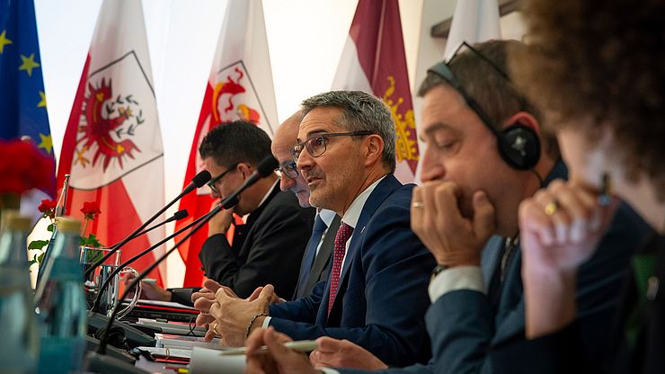 Il presidente dell'Euregio e della Provincia autonoma di Bolzano Arno Kompatscher (al centro) chiede che la linea ferroviaria esistente lungo il corridoio del Brennero venga utilizzata nel modo più efficiente possibile.