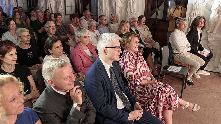 La Sala dei Cavalieri di Castel Trostburg, a Ponte Gardena, era gremita per la rappresentazione della novella di Stefan Zweig 24 ore della vita di una donna accompagnata dalle note di un violino.