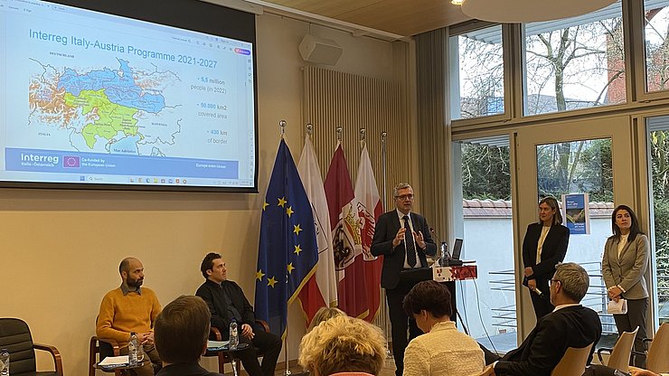 Auf dem Podium wendet sich der Abgeordnete Herbert Dorfmann an den Konferenzsaal.