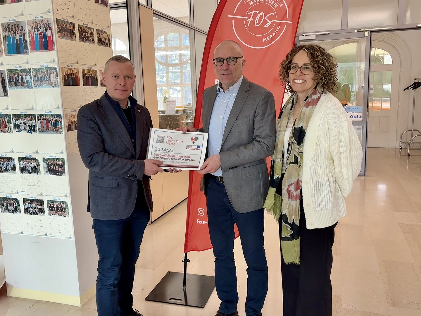 © Euregio Projekt "Euregio-Schulpartnerschaft" - (von links) Euregio-Generalsekretär Christoph von Ach überreicht das Gütesiegel in Meran an FOS-Direktor Markus Dapunt und Lehrerin Barbara Pircher