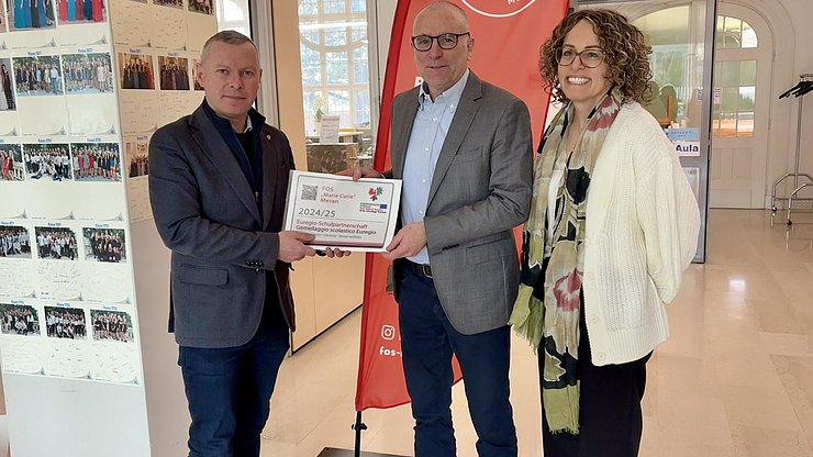 Euregio Projekt "Euregio-Schulpartnerschaft" - (von links) Euregio-Generalsekretär Christoph von Ach überreicht das Gütesiegel in Meran an FOS-Direktor Markus Dapunt und Lehrerin Barbara Pircher