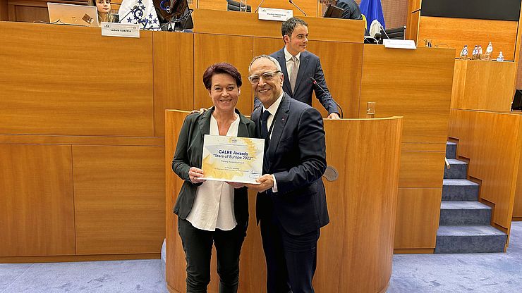 CALRE-Präsident Rachid Madrane überreichte LTPin Sonja Ledl-Rossmann den "Stars of Europe"-Award.