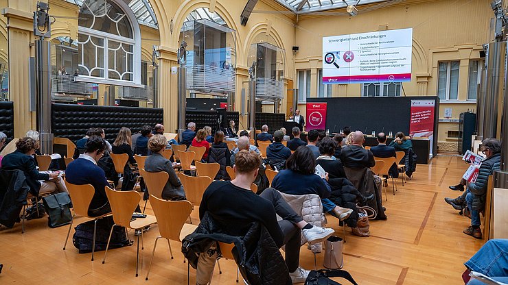 AFI-Projektmitarbeiter Tobias Hölbling hat einen Gesamtüberblick über das grenzüberschreitende Gemeinschaftsprojekt zu den Arbeitsbedingungen in der Euregio geliefert.