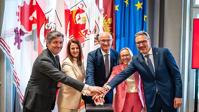 © Land Tirol/Fitsch Symbolische Freischaltung für die grenzenlose Jobsuche in allen Euregio-Ländern: (von links) Landeshauptmannstellvertreter Achille Spinelli (Trentino), Landesrätin Astrid Mair sowie Euregio-Präsident und Landeshauptmann Anton Mattle (beide Tirol), Landesrätin Magdalena Amhof und Landeshauptmann Arno Kompatscher (Südtirol).