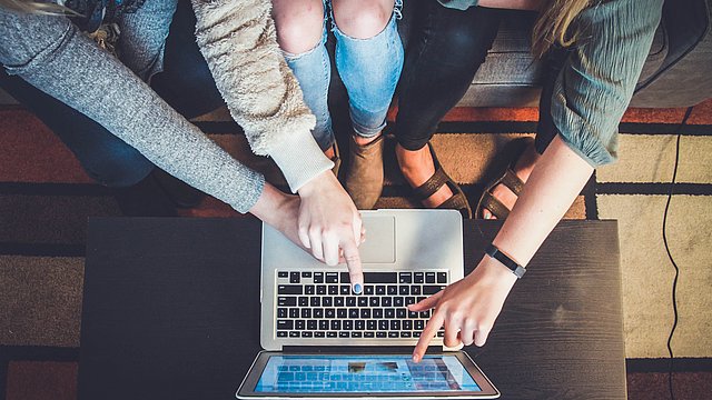 © Unsplash/ John Schnobrich Jungen mit Laptop