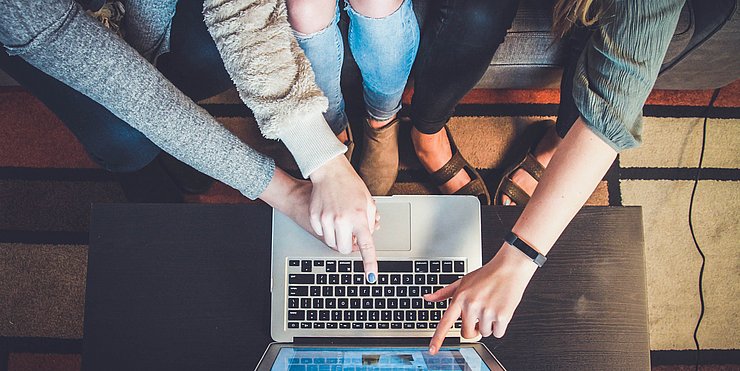 © Unsplash/ John Schnobrich Jungen mit Laptop