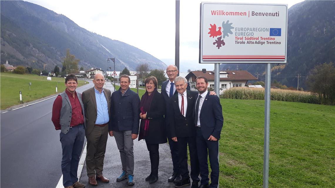 Enthüllung der ersten Euregio-Willkommenstafel in Taufers im Münstertal